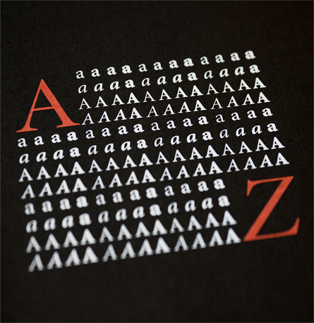 Affiche d'étude typographique montrant les lettres de A à Z en rouge et blanc sur fond noir