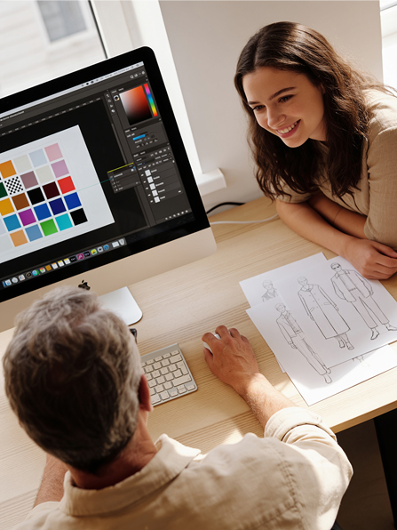 Designer examinant des palettes de couleurs et des croquis de mode avec un client