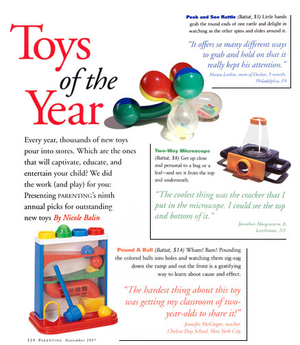 Double page de magazine présentant les jouets de l'année : hochet, microscope et jeu de martelage